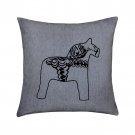 mörkgrått kuddfodral med dalahäst svart brodyr