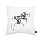 ljusbeige kuddfodral med dalahäst svart brodyr