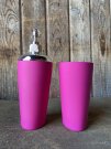 cerise tvålpump och mugg från duschy Belizza