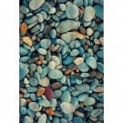 duschdraperi med mönster av stenar i glada färger