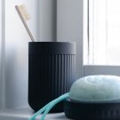 svart mugg i polyresin med räfflat mönster från Beslagsboden set