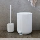 vit toalettborste i polyresin med räfflat mönster från Beslagsboden set