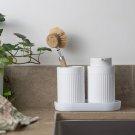 vit tvålpump i polyresin med räfflat mönster från Beslagsboden mugg