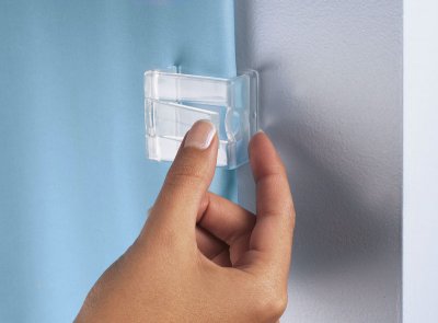 hållare till duschdraperi så det inte åker in i duschen