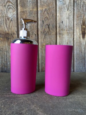 cerise tvålpump och mugg från duschy Belizza